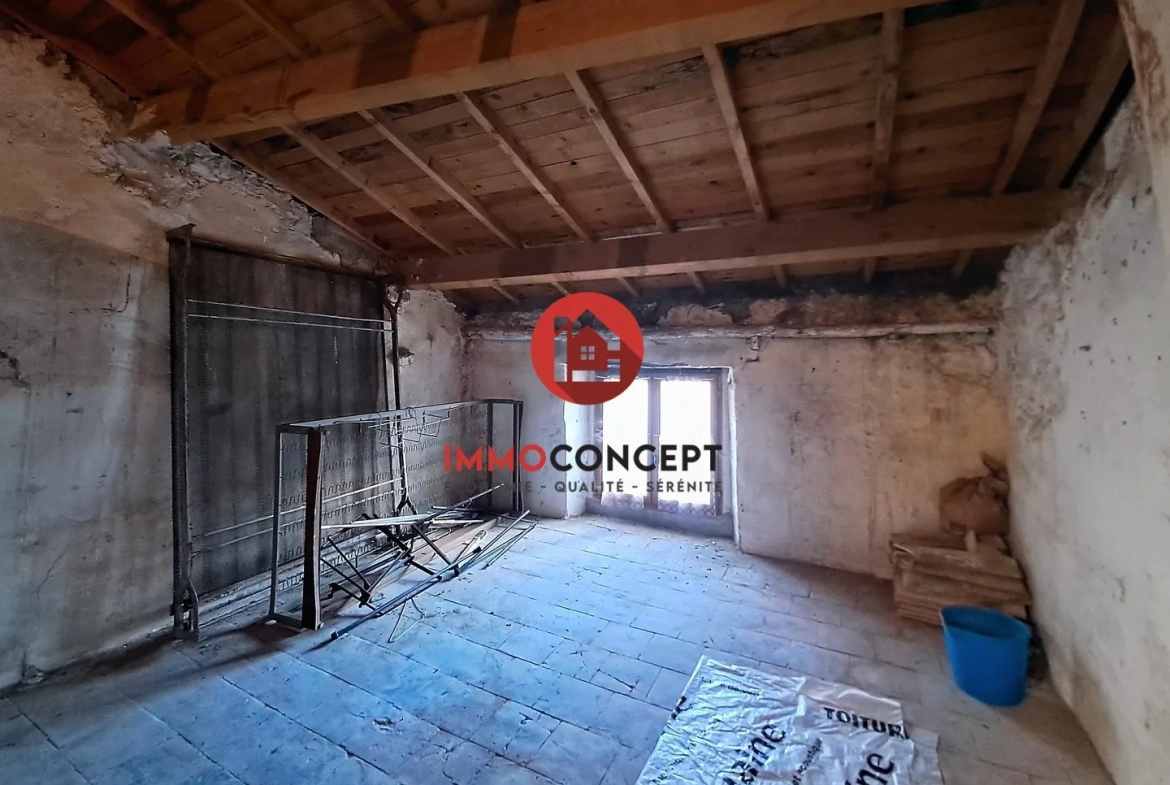Maison à rénover à Roquemaure avec terrasse, balcon et potentiel d'investissement 