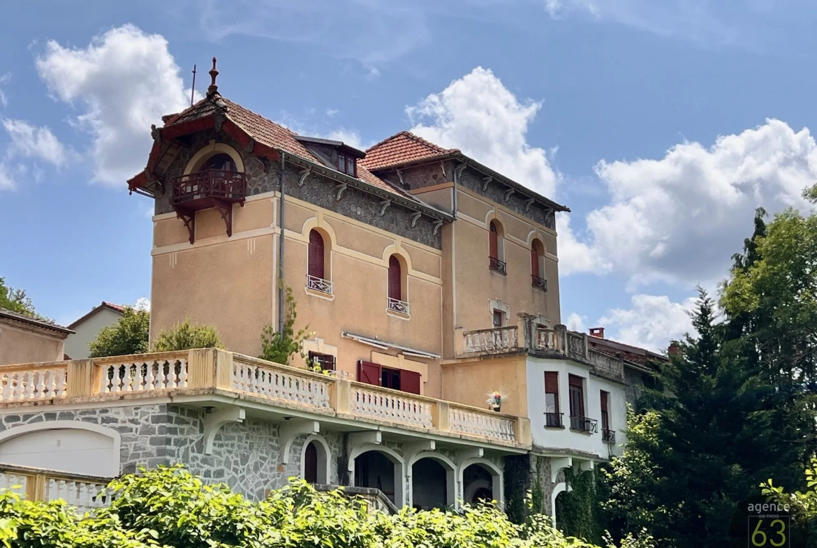 Belle bâtisse de 1920 en position dominante avec terrasse à Saint Dier d'Auvergne 