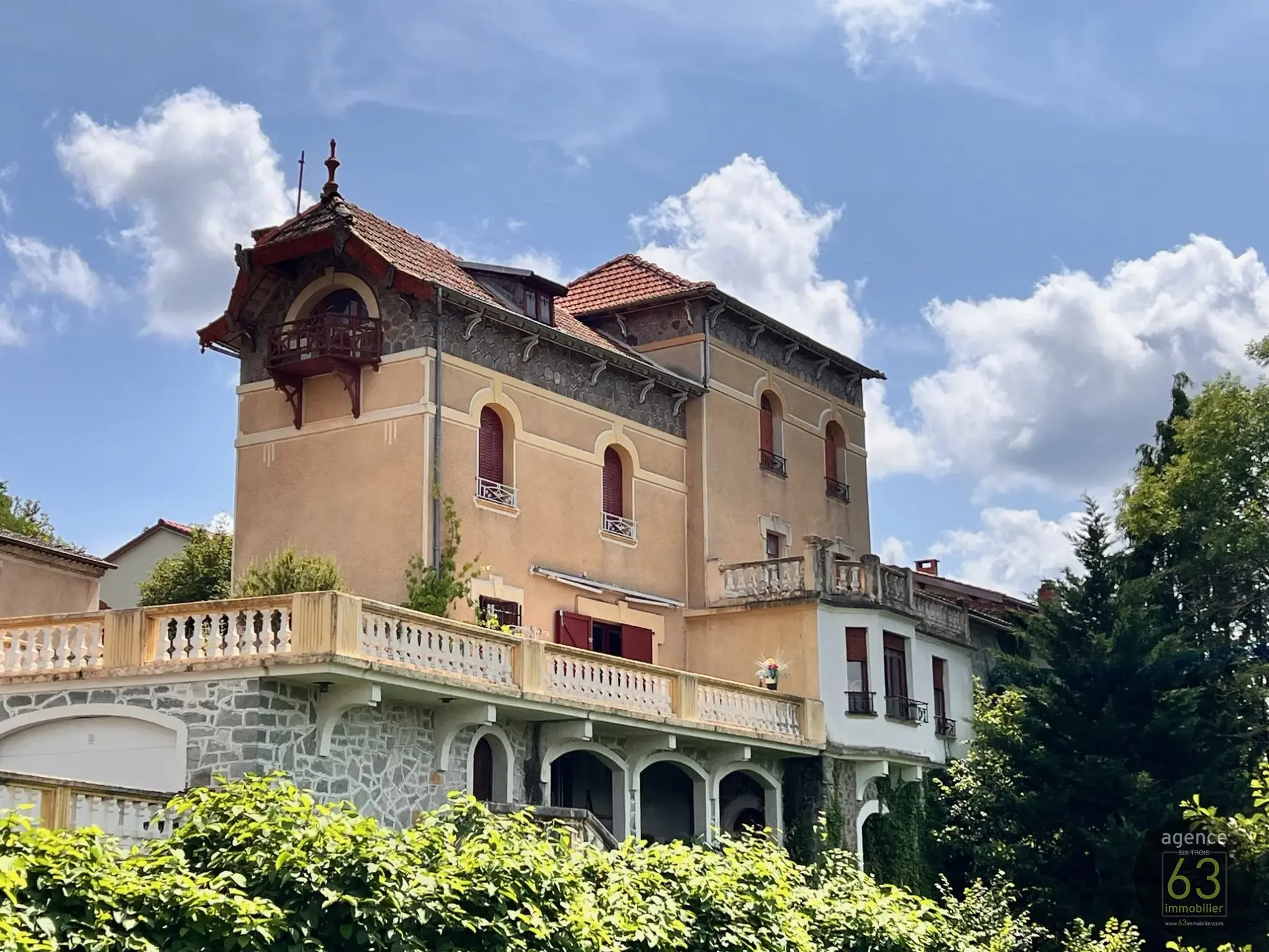 Belle bâtisse de 1920 en position dominante avec terrasse à Saint Dier d'Auvergne 