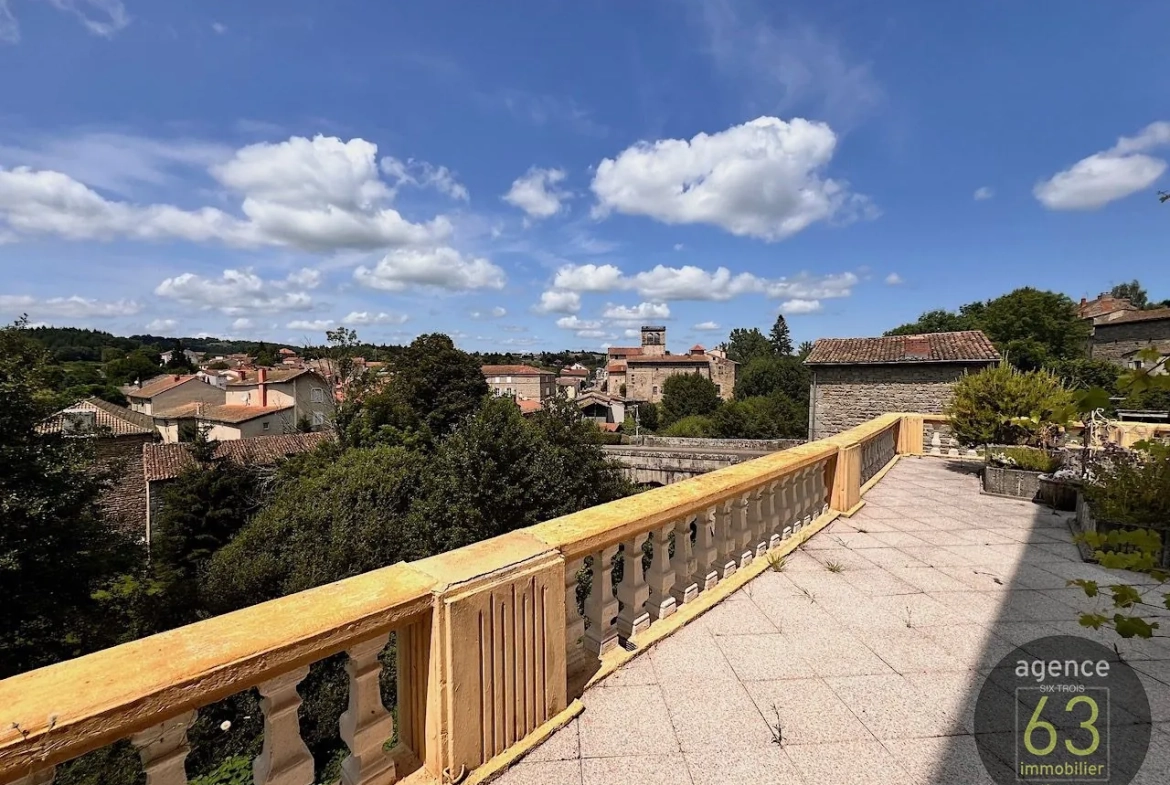 Belle bâtisse de 1920 en position dominante avec terrasse à Saint Dier d'Auvergne 