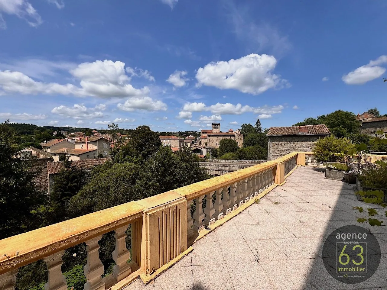 Belle bâtisse de 1920 en position dominante avec terrasse à Saint Dier d'Auvergne 