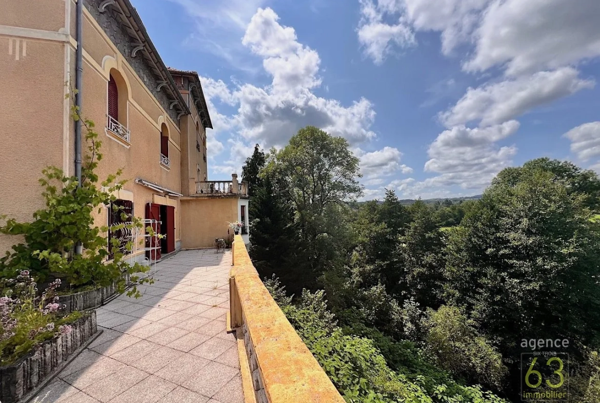 Belle bâtisse de 1920 en position dominante avec terrasse à Saint Dier d'Auvergne 