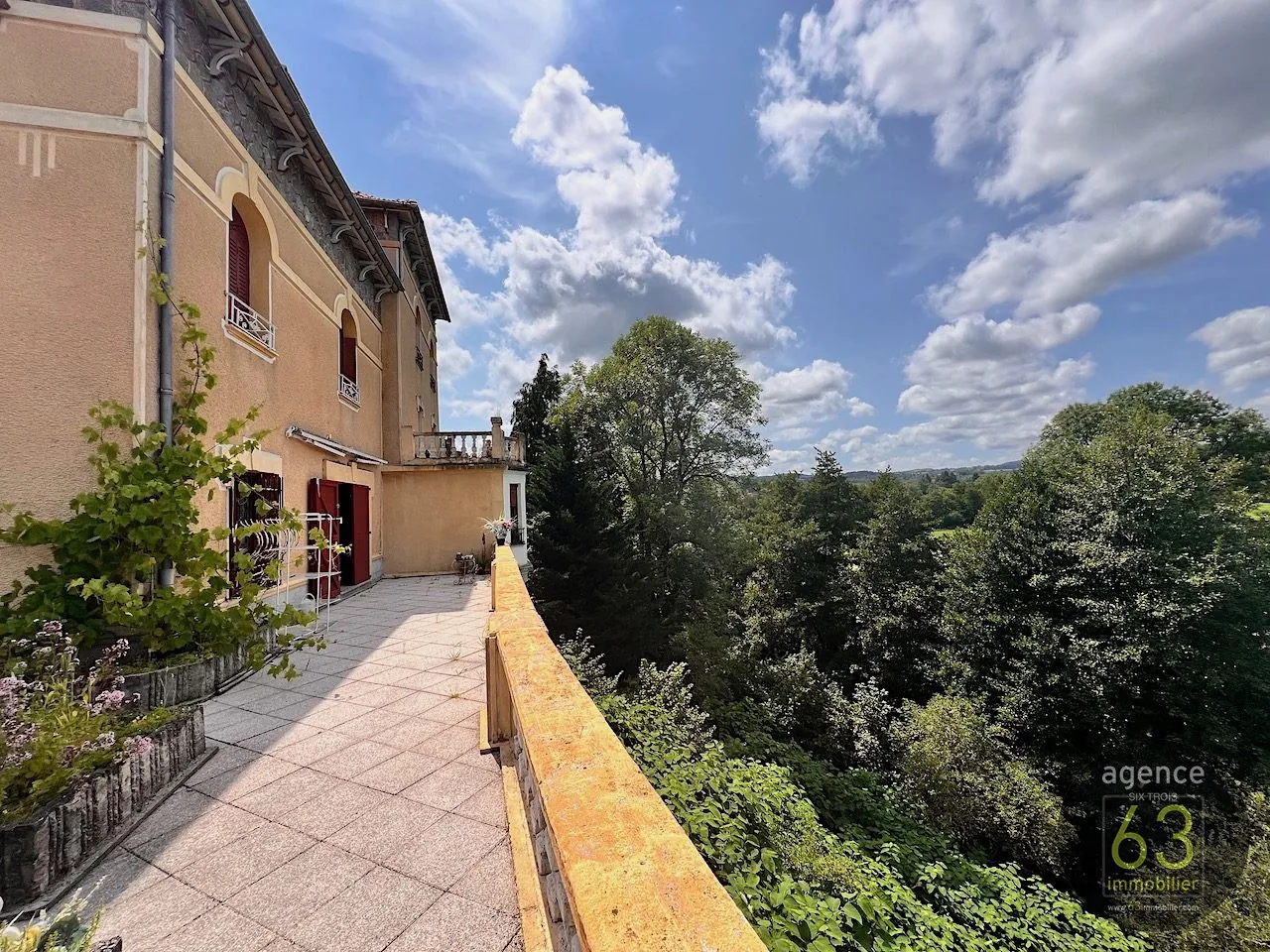 Belle bâtisse de 1920 en position dominante avec terrasse à Saint Dier d'Auvergne 