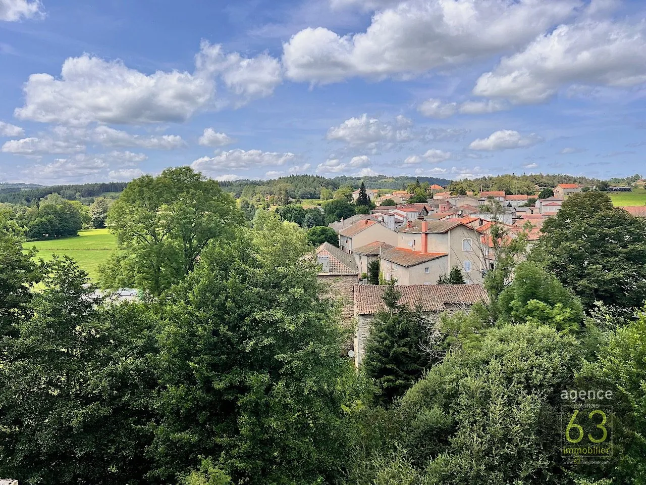 Belle bâtisse de 1920 en position dominante avec terrasse à Saint Dier d'Auvergne 