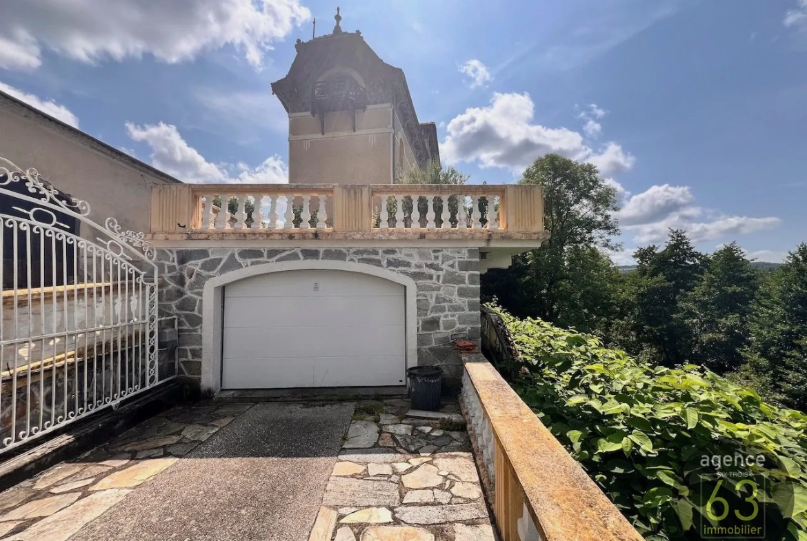 Belle bâtisse de 1920 en position dominante avec terrasse à Saint Dier d'Auvergne 