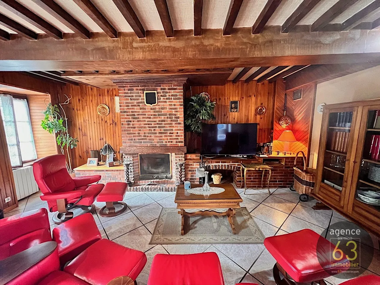 Belle bâtisse de 1920 en position dominante avec terrasse à Saint Dier d'Auvergne 