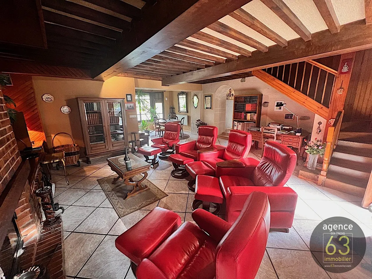 Belle bâtisse de 1920 en position dominante avec terrasse à Saint Dier d'Auvergne 