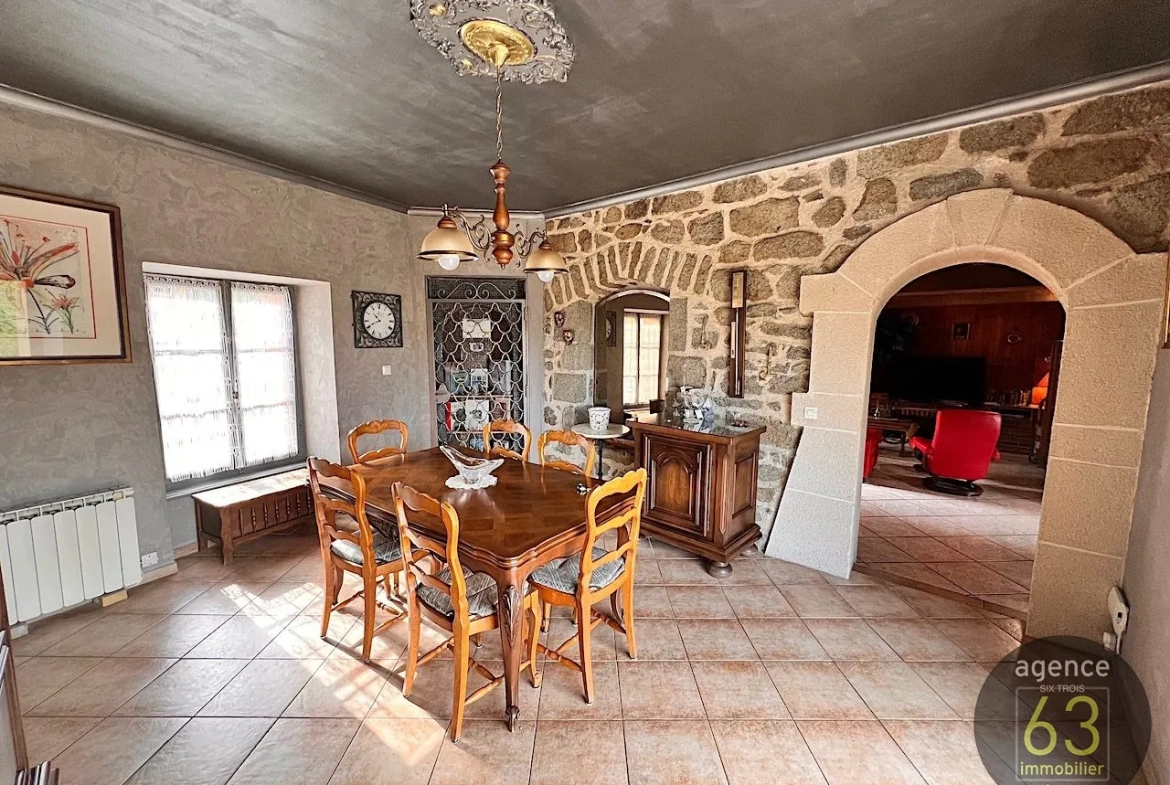 Belle bâtisse de 1920 en position dominante avec terrasse à Saint Dier d'Auvergne 