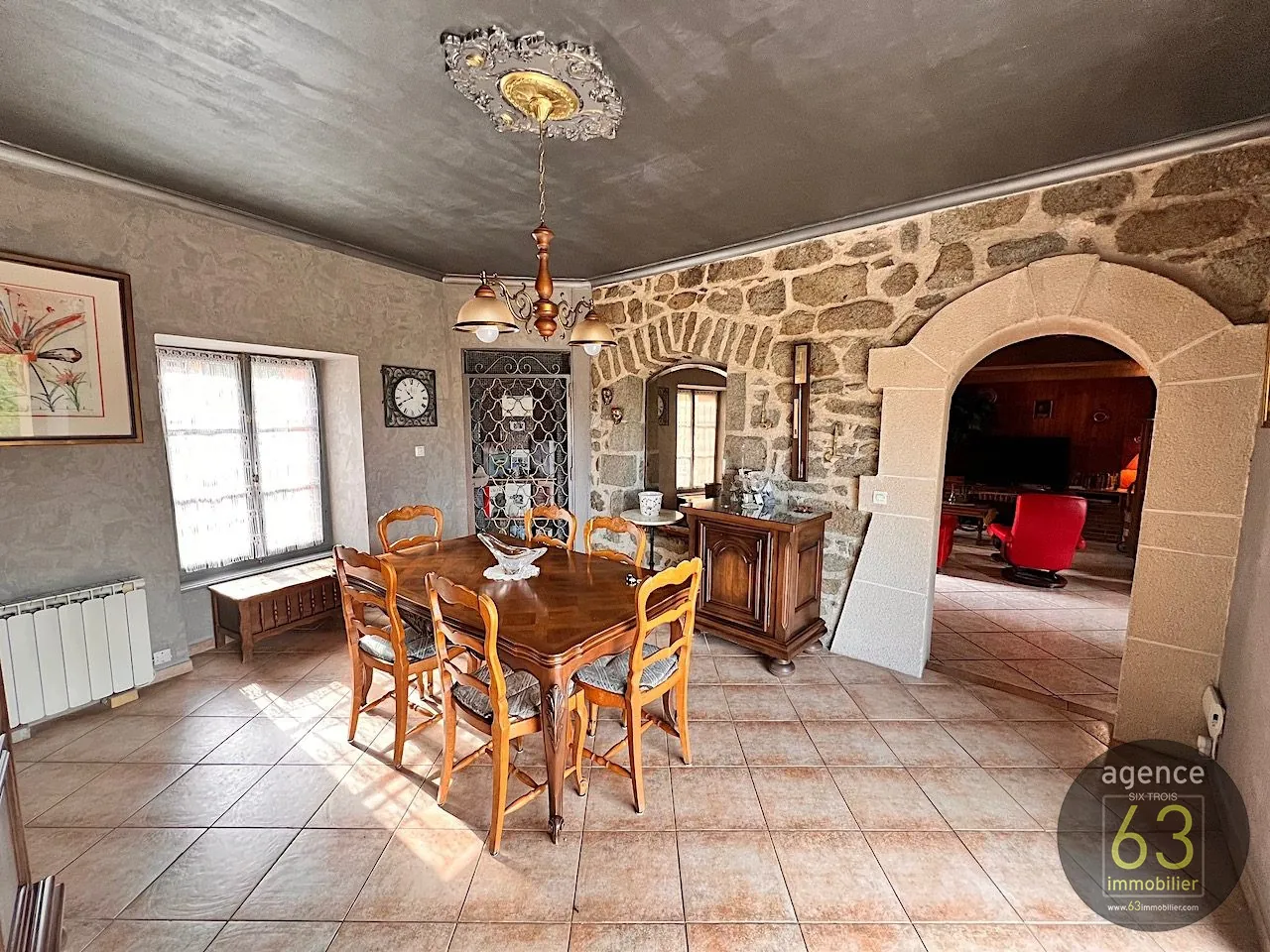 Belle bâtisse de 1920 en position dominante avec terrasse à Saint Dier d'Auvergne 