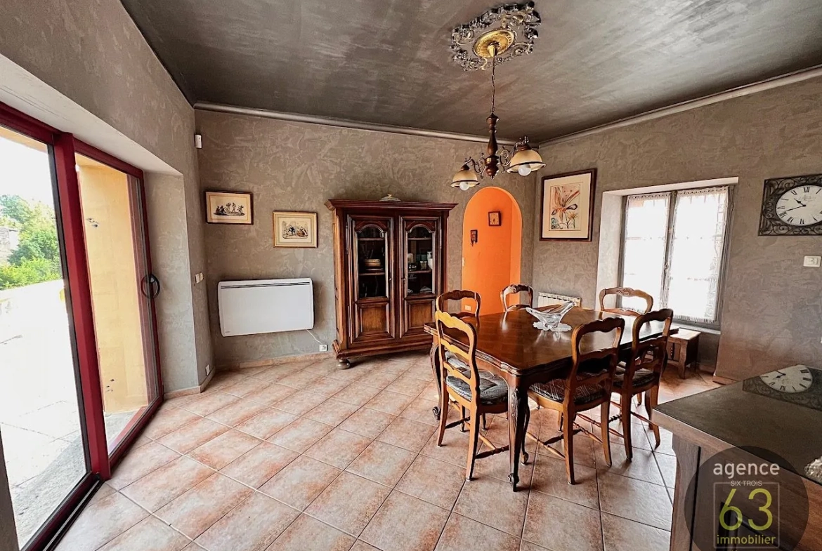 Belle bâtisse de 1920 en position dominante avec terrasse à Saint Dier d'Auvergne 