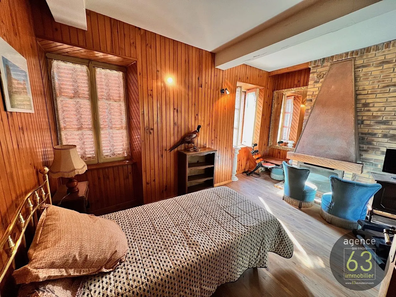 Belle bâtisse de 1920 en position dominante avec terrasse à Saint Dier d'Auvergne 