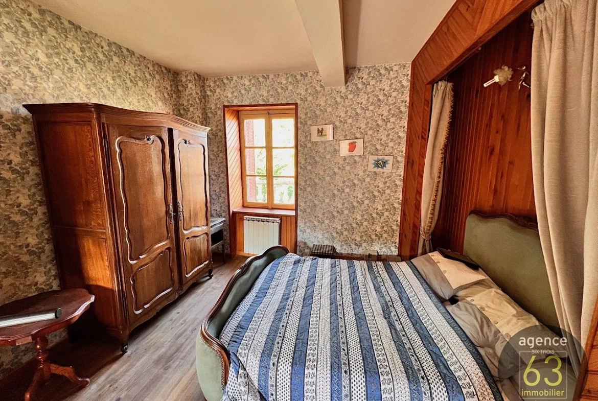 Belle bâtisse de 1920 en position dominante avec terrasse à Saint Dier d'Auvergne 