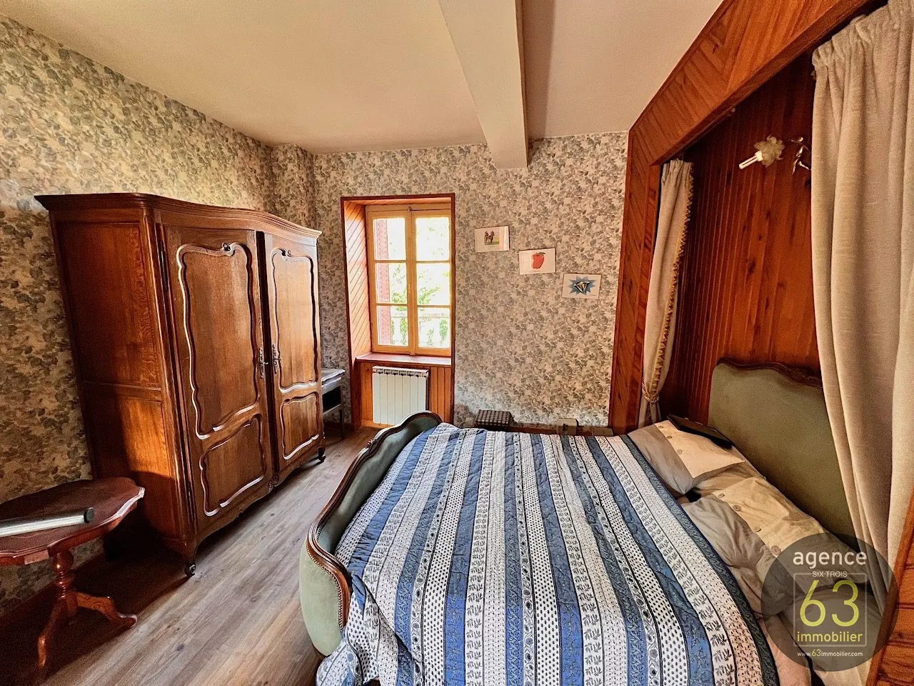 Belle bâtisse de 1920 en position dominante avec terrasse à Saint Dier d'Auvergne 