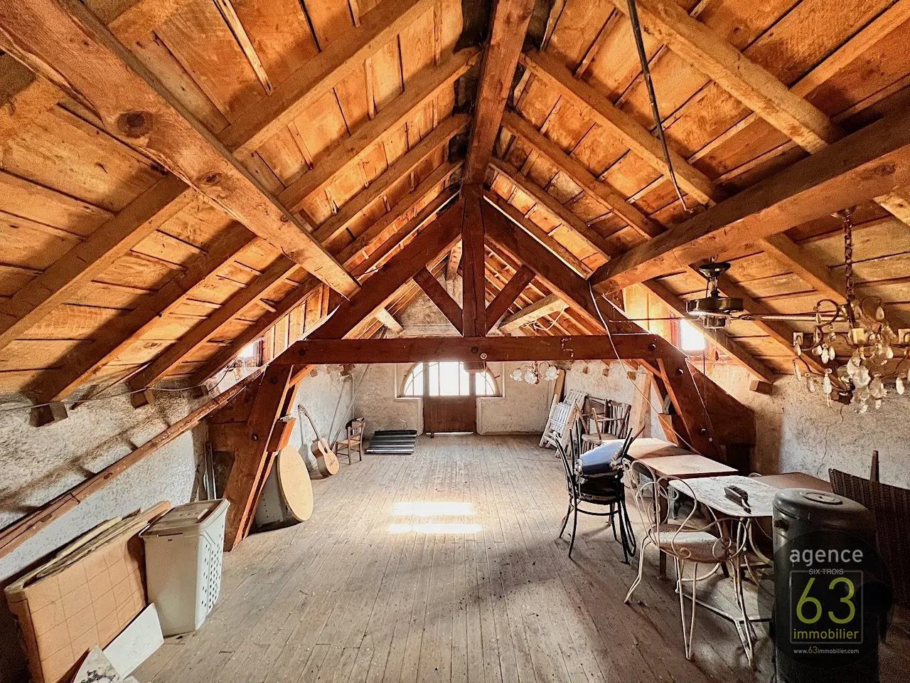 Belle bâtisse de 1920 en position dominante avec terrasse à Saint Dier d'Auvergne 