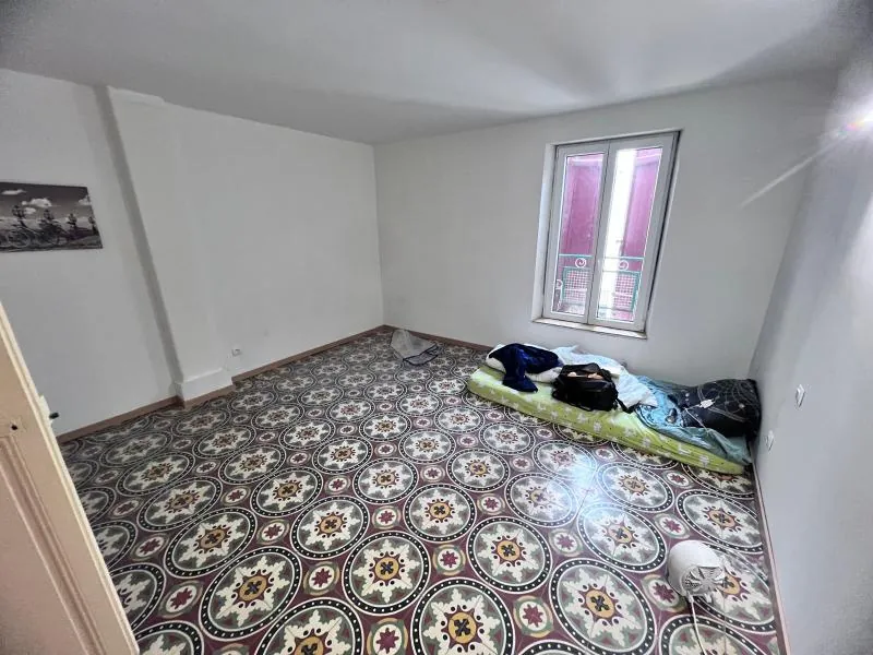 Maison de village rénovée à Montblanc de 107 m² avec terrasse 