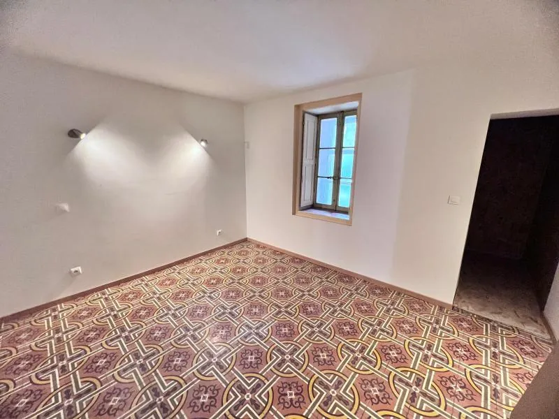 Maison de village rénovée à Montblanc de 107 m² avec terrasse 