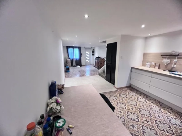 Maison de village rénovée à Montblanc de 107 m² avec terrasse