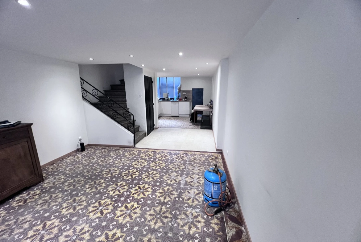 Maison de village rénovée à Montblanc de 107 m² avec terrasse 