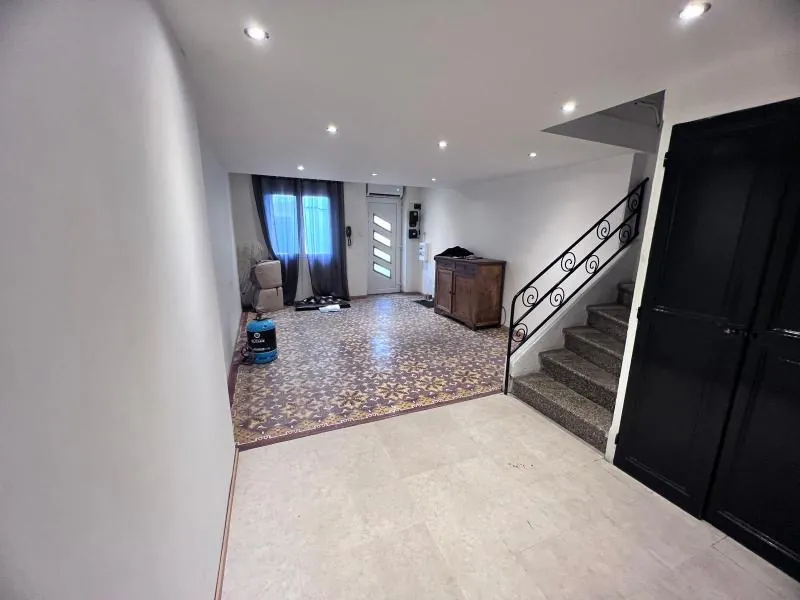 Maison de village rénovée à Montblanc de 107 m² avec terrasse 