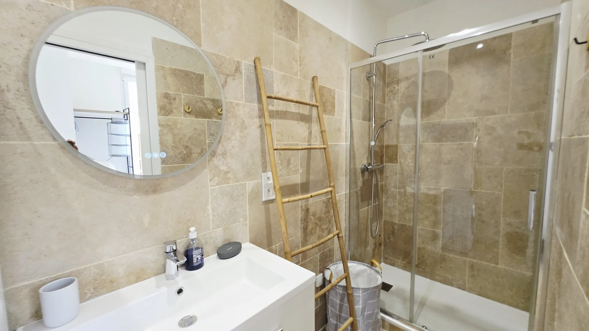 Appartement rénové de 55 m² avec terrasse au cœur de Bastide, Libourne 