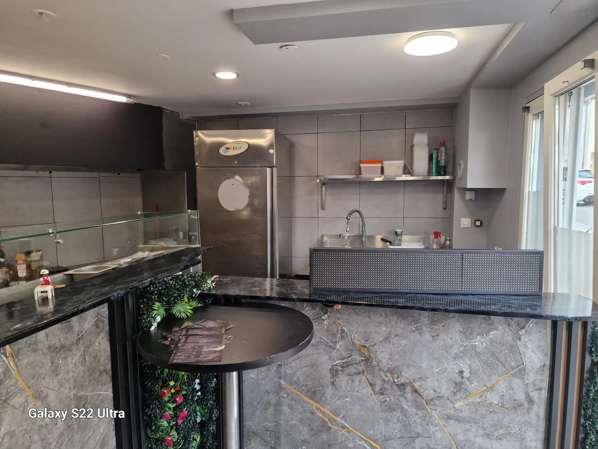 Fonds de commerce de 90 m² à Hettange-Grande avec local et appartement loués 