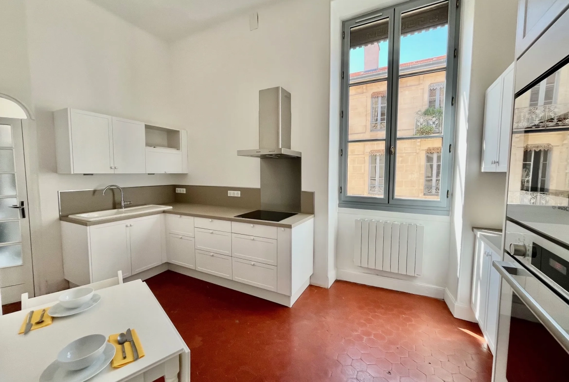 Appartement lumineux de 96 m2 rénové en centre-ville de Nîmes avec balcon 