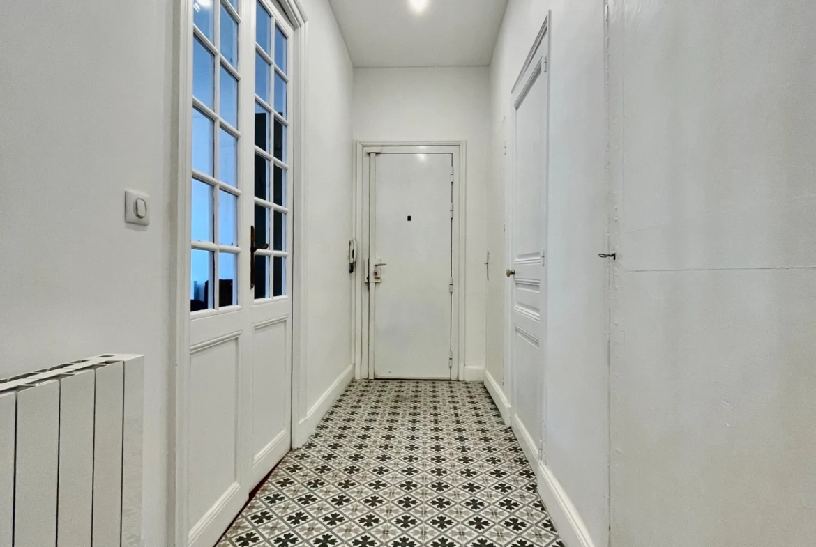 Appartement lumineux de 96 m2 rénové en centre-ville de Nîmes avec balcon 
