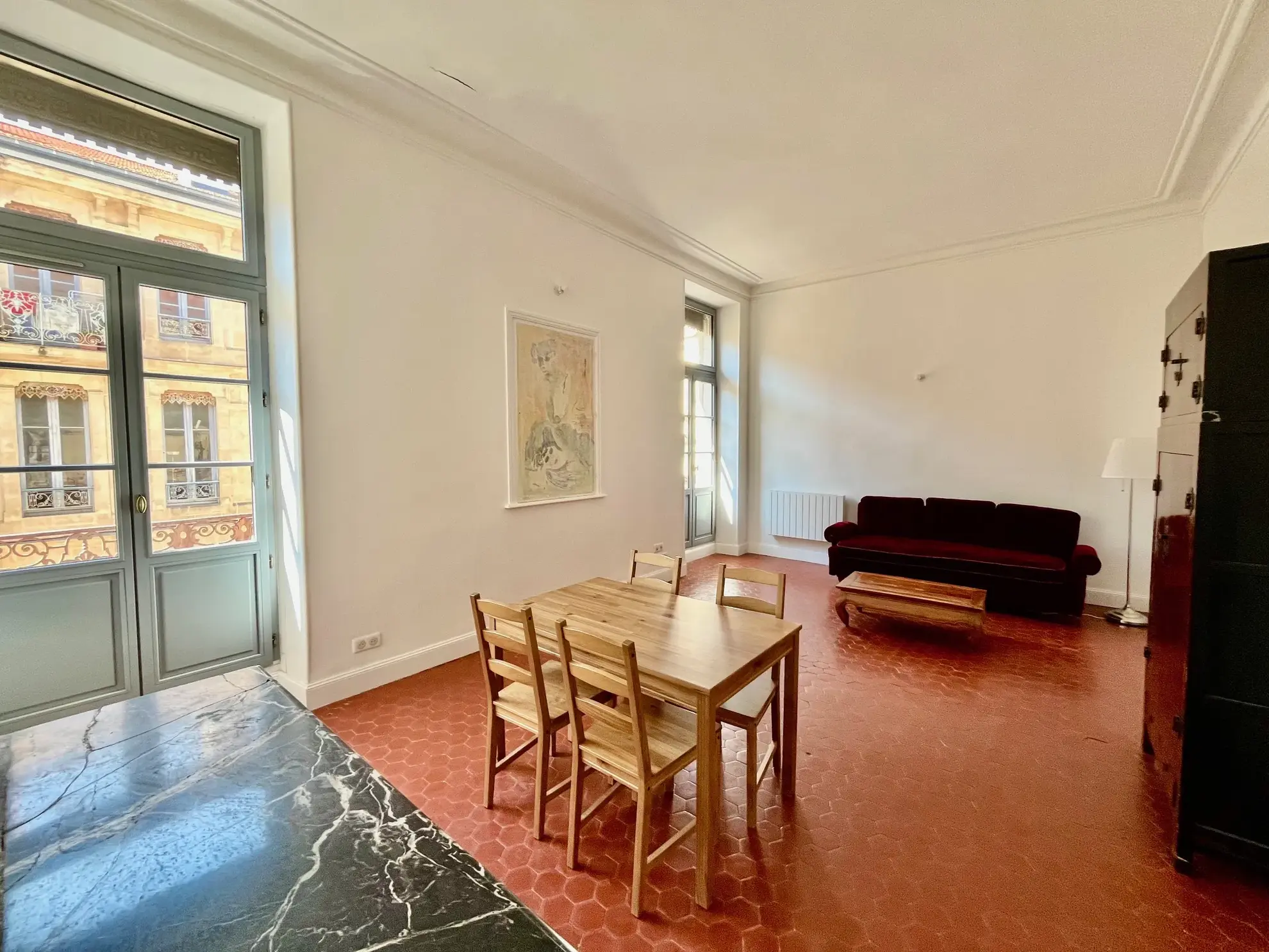 Appartement lumineux de 96 m2 rénové en centre-ville de Nîmes avec balcon 