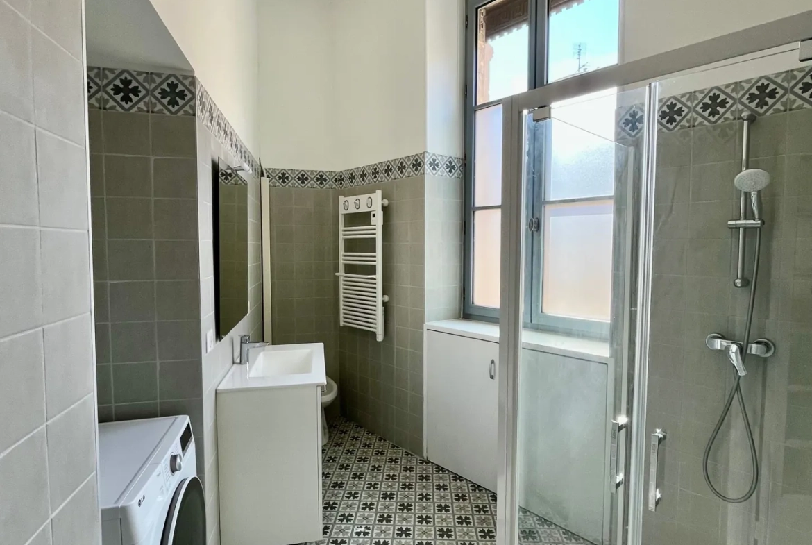Appartement lumineux de 96 m2 rénové en centre-ville de Nîmes avec balcon 
