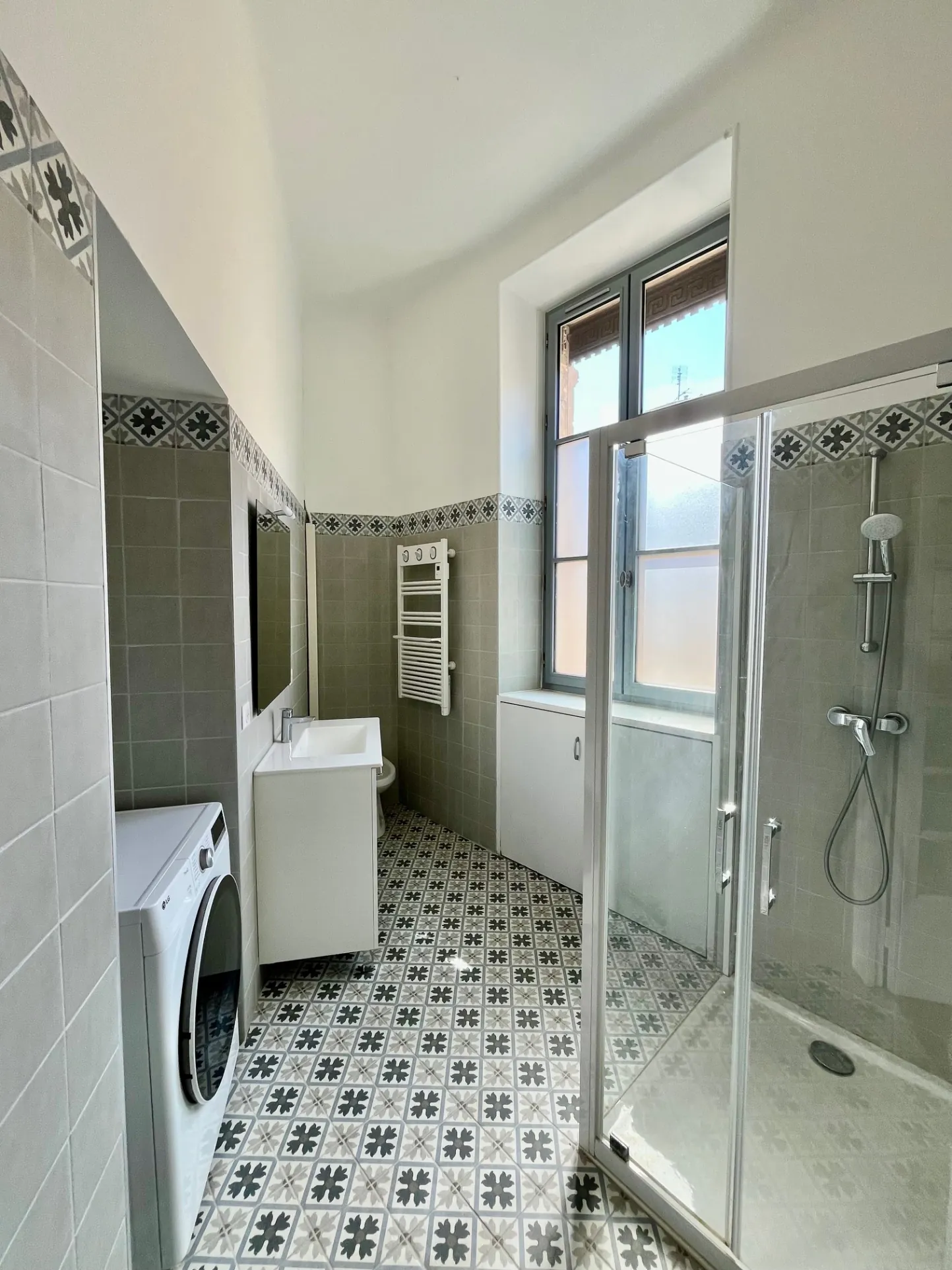 Appartement lumineux de 96 m2 rénové en centre-ville de Nîmes avec balcon 