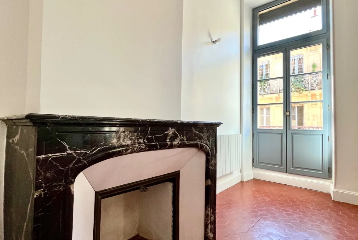 Appartement lumineux de 96 m2 rénové en centre-ville de Nîmes avec balcon 