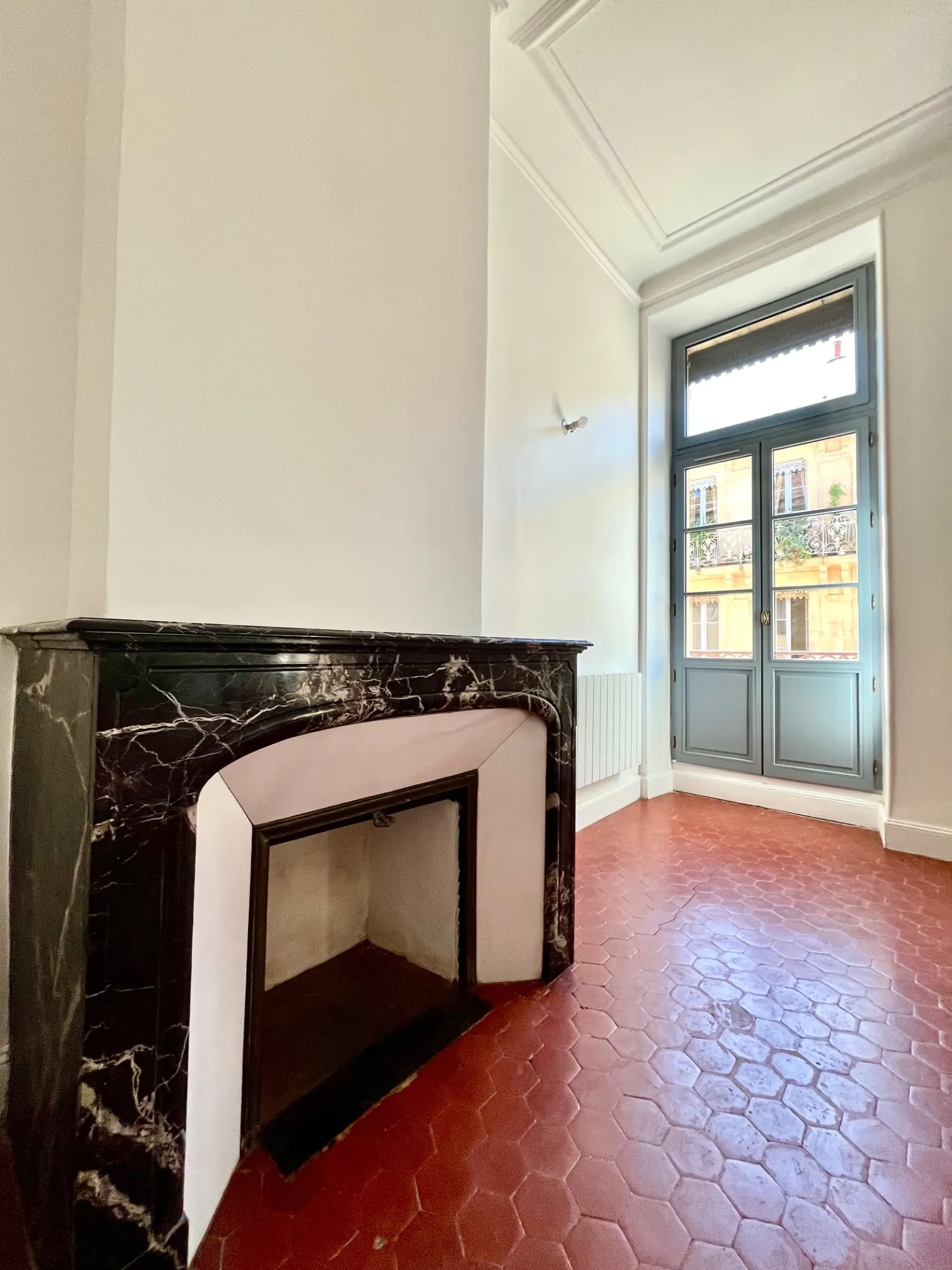 Appartement lumineux de 96 m2 rénové en centre-ville de Nîmes avec balcon 