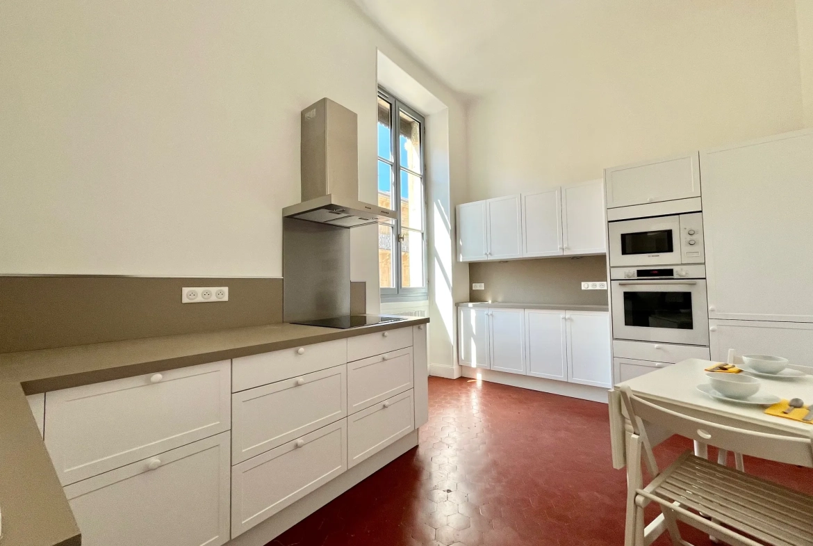 Appartement lumineux de 96 m2 rénové en centre-ville de Nîmes avec balcon 