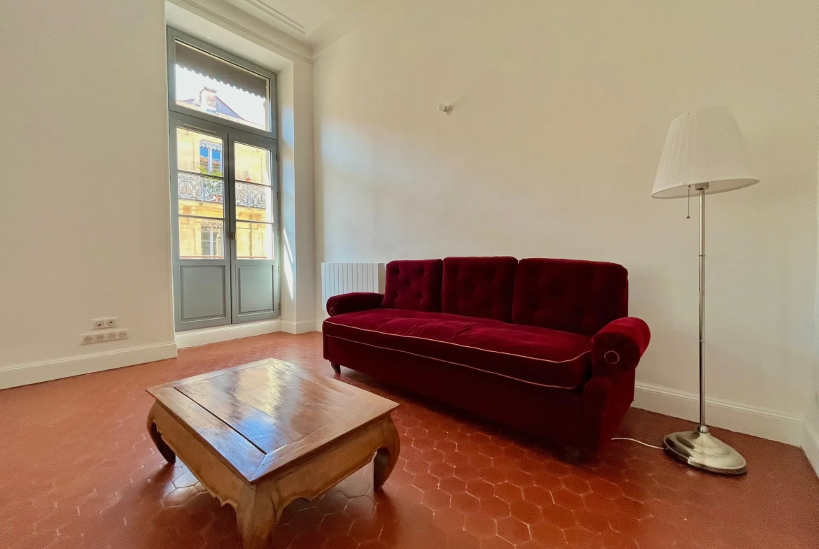 Appartement lumineux de 96 m2 rénové en centre-ville de Nîmes avec balcon 