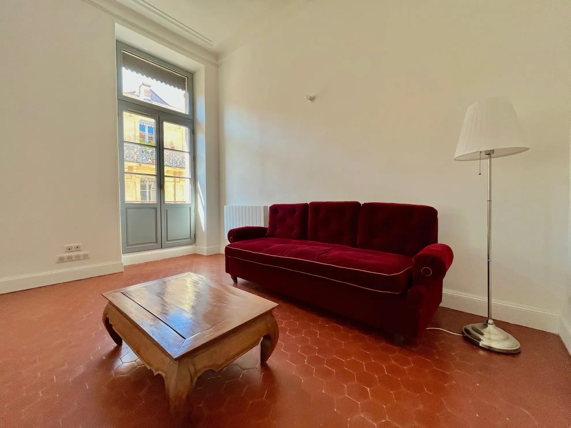 Appartement lumineux de 96 m2 rénové en centre-ville de Nîmes avec balcon 