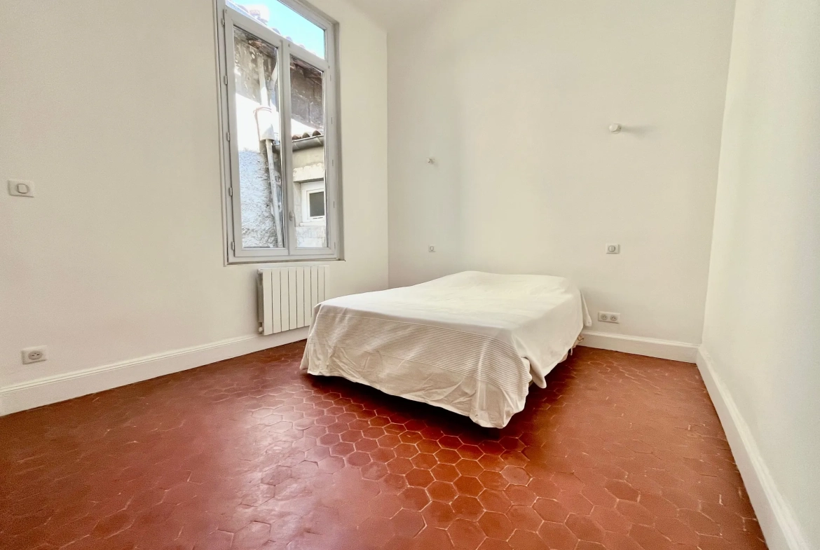 Appartement lumineux de 96 m2 rénové en centre-ville de Nîmes avec balcon 