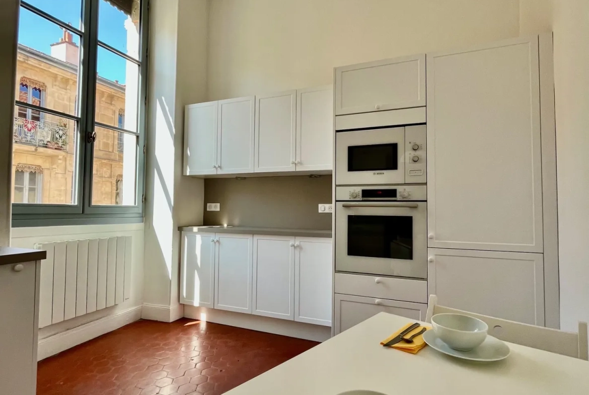 Appartement lumineux de 96 m2 rénové en centre-ville de Nîmes avec balcon 