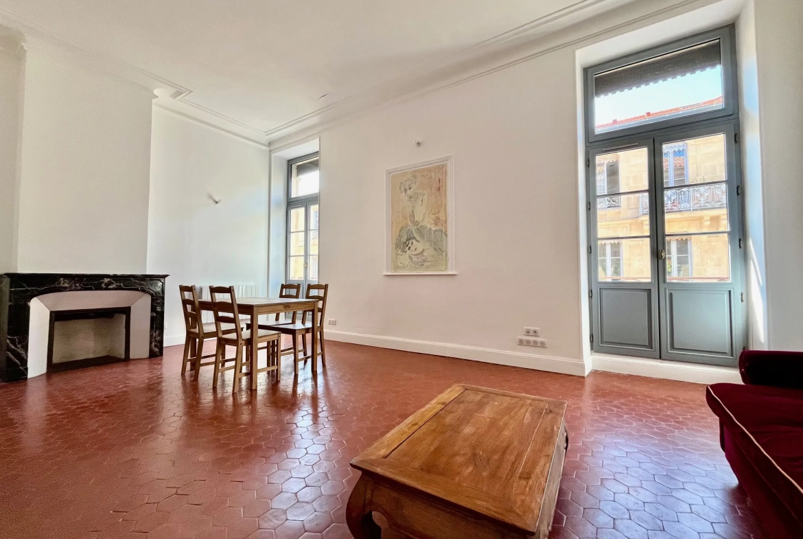 Appartement lumineux de 96 m2 rénové en centre-ville de Nîmes avec balcon 