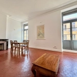 Appartement lumineux de 96 m2 rénové en centre-ville de Nîmes avec balcon