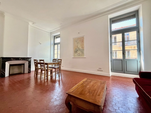 Appartement lumineux de 96 m2 rénové en centre-ville de Nîmes avec balcon