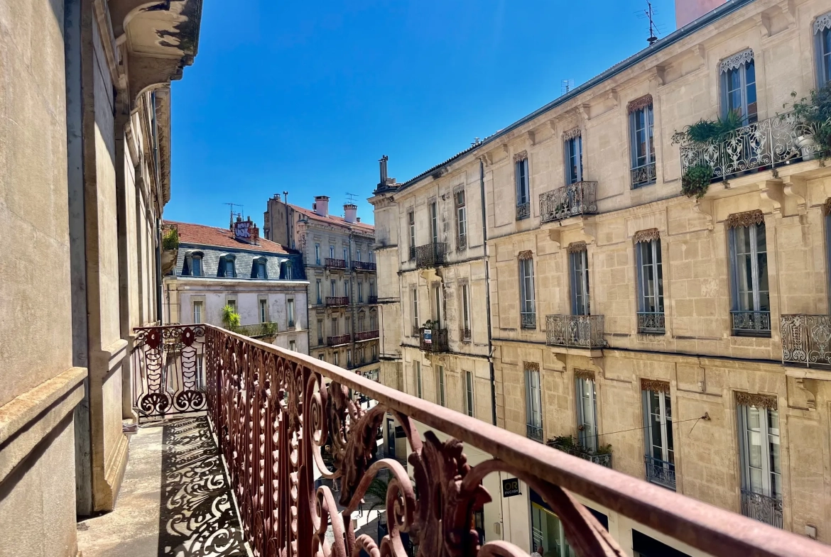 Appartement lumineux de 96 m2 rénové en centre-ville de Nîmes avec balcon 
