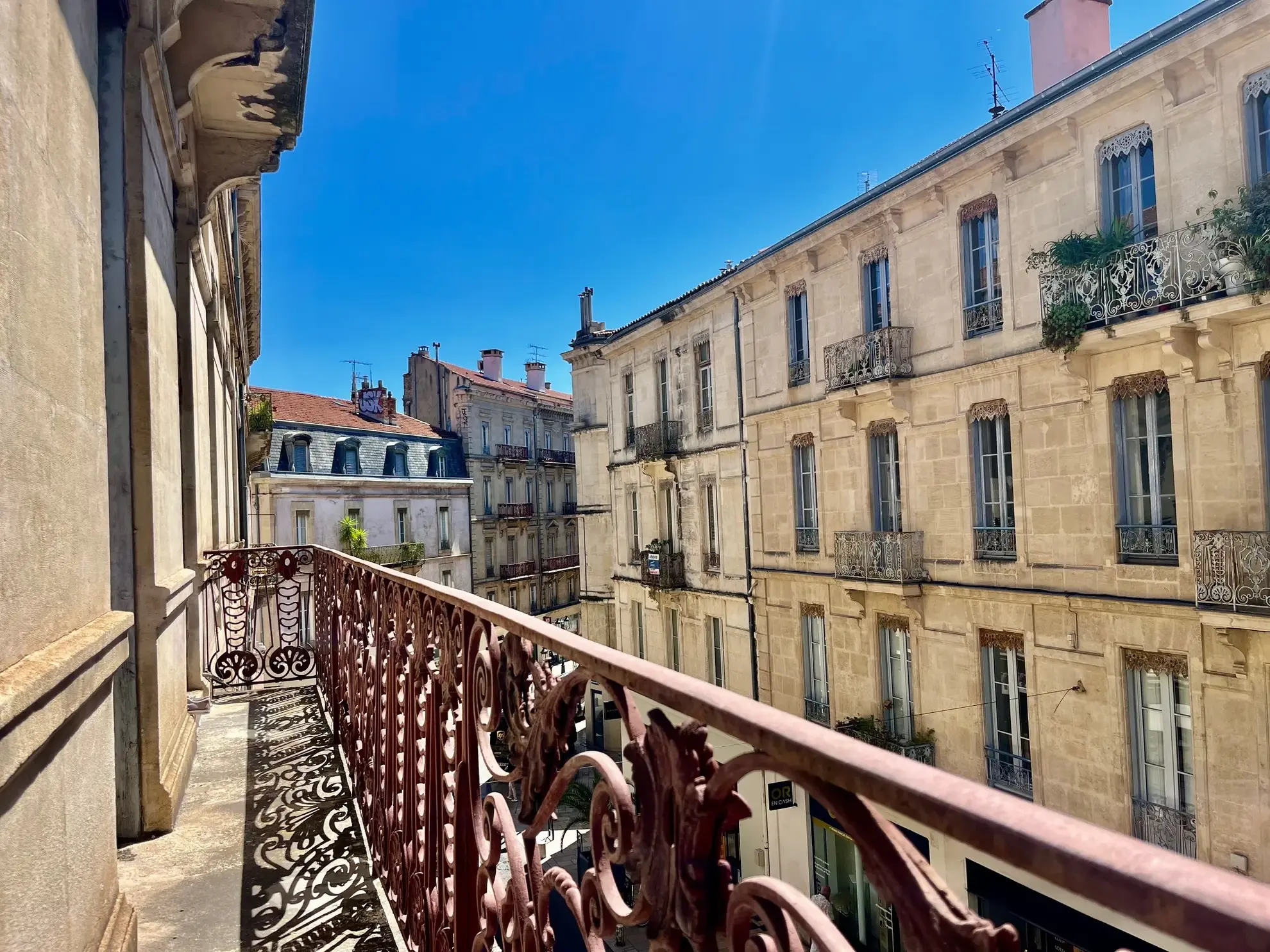 Appartement lumineux de 96 m2 rénové en centre-ville de Nîmes avec balcon 
