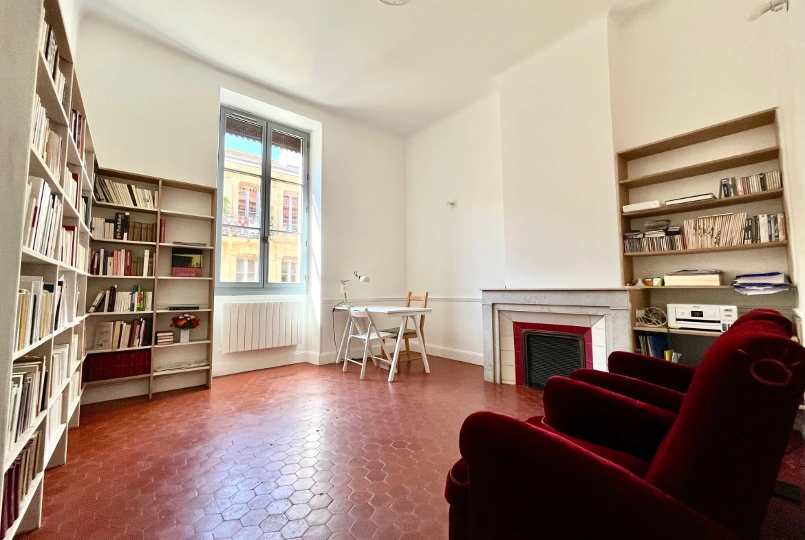 Appartement lumineux de 96 m2 rénové en centre-ville de Nîmes avec balcon 