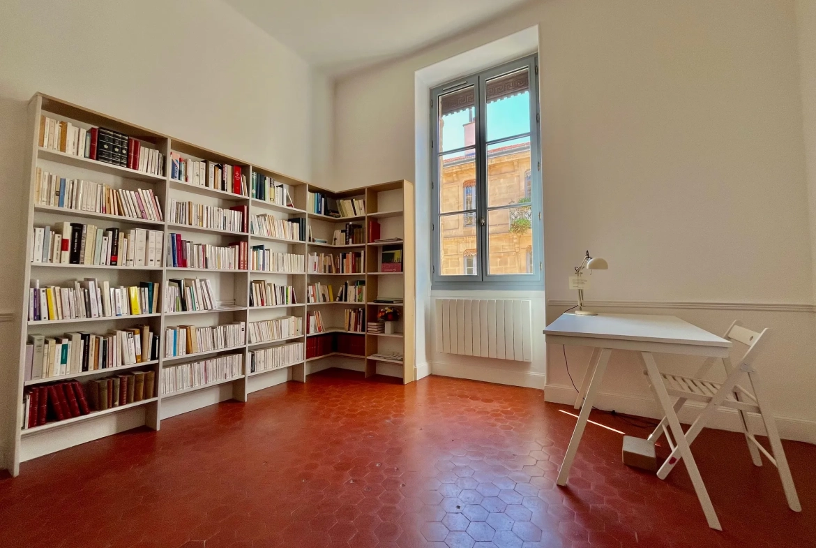 Appartement lumineux de 96 m2 rénové en centre-ville de Nîmes avec balcon 