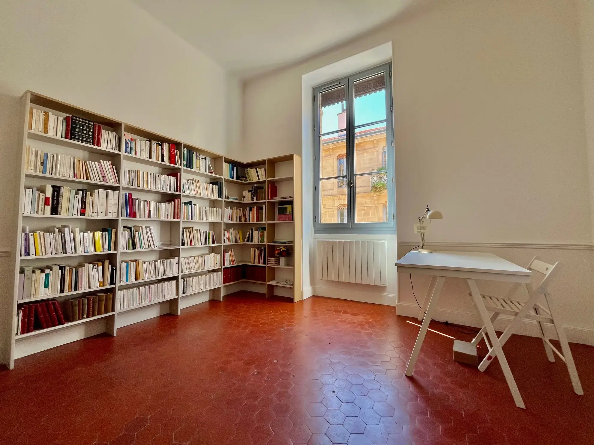 Appartement lumineux de 96 m2 rénové en centre-ville de Nîmes avec balcon 