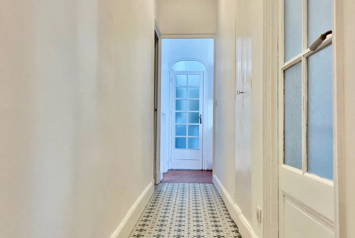 Appartement lumineux de 96 m2 rénové en centre-ville de Nîmes avec balcon 