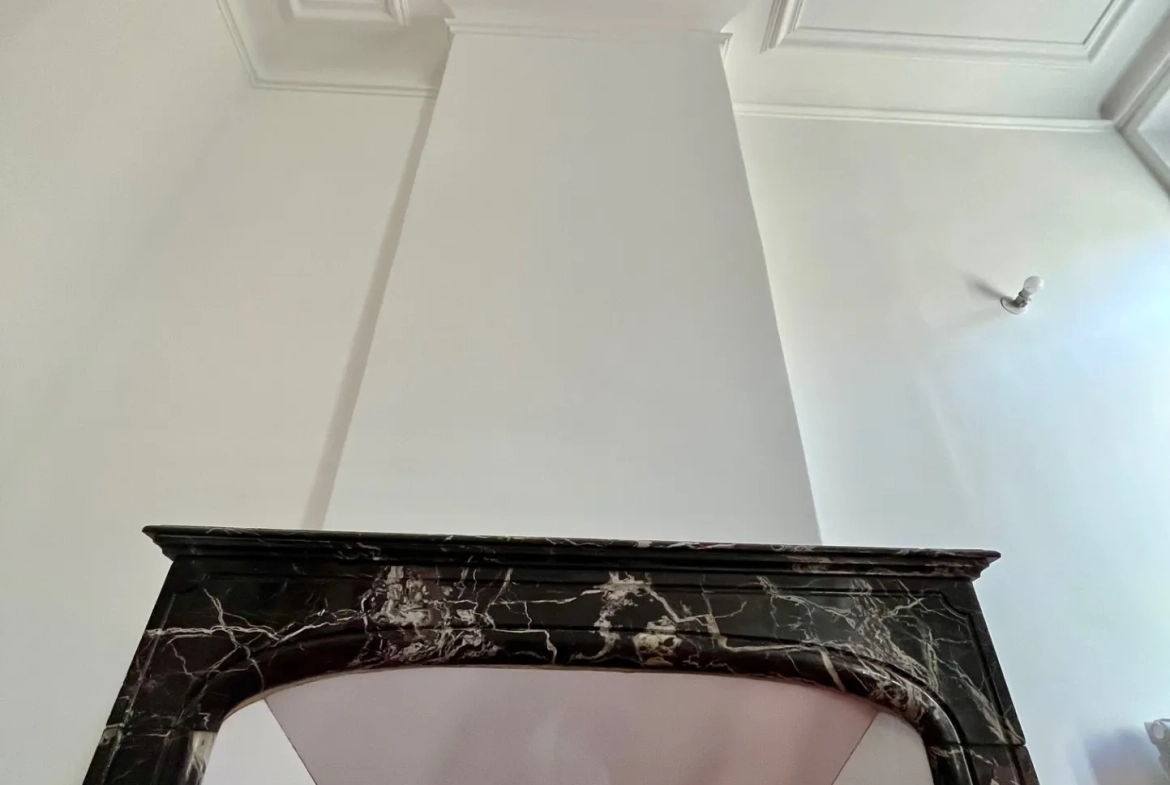 Appartement lumineux de 96 m2 rénové en centre-ville de Nîmes avec balcon 