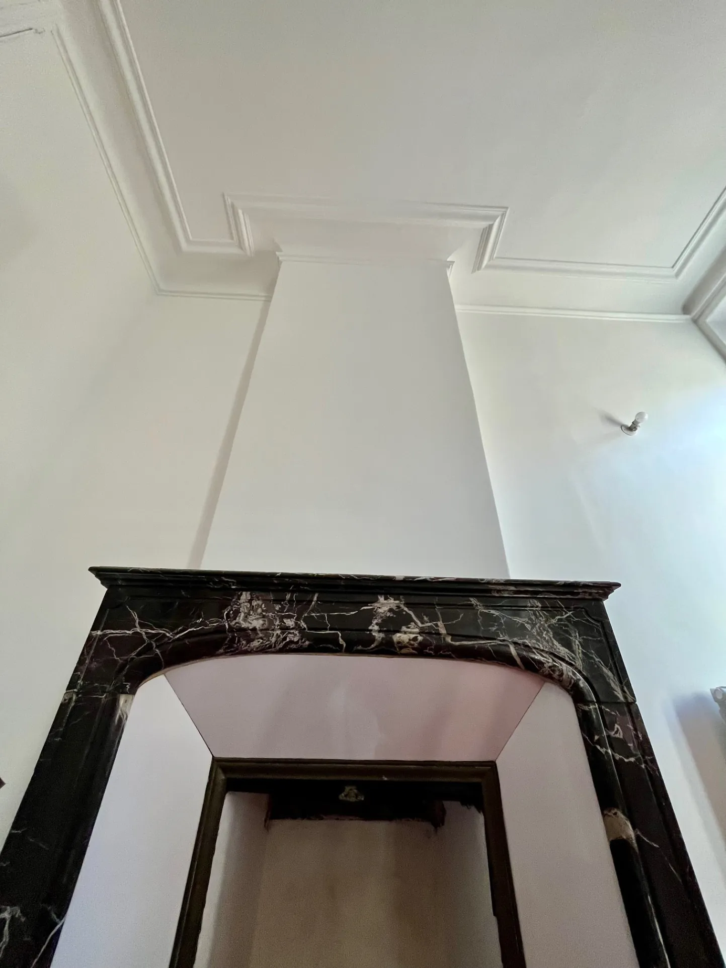 Appartement lumineux de 96 m2 rénové en centre-ville de Nîmes avec balcon 