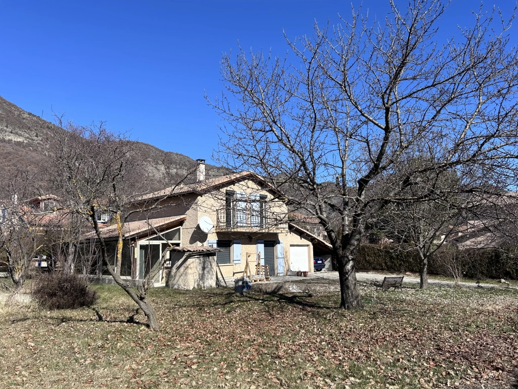 Maison familiale avec appartement indépendant à Ytrac proche Aurillac
