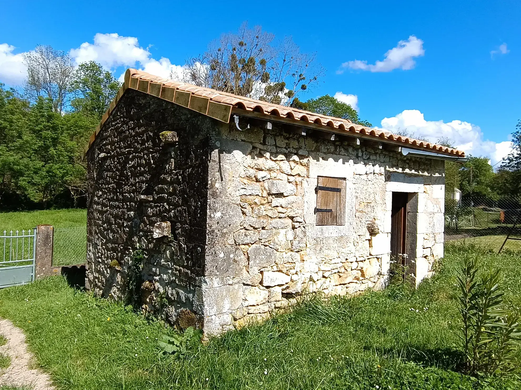 Belle maison de campagne à Thaims avec jardin, garage et 2 chambres 